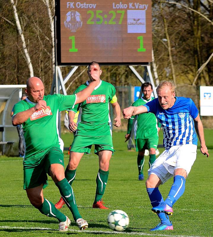 Ostrovští fotbalisté (v modrém) dosáhli na třetí jarní domácí výhru v řadě za sebou, když tentokrát smázli v okresním derby karlovarskou Lokomotivu (v zeleném) v poměru 10:2.
