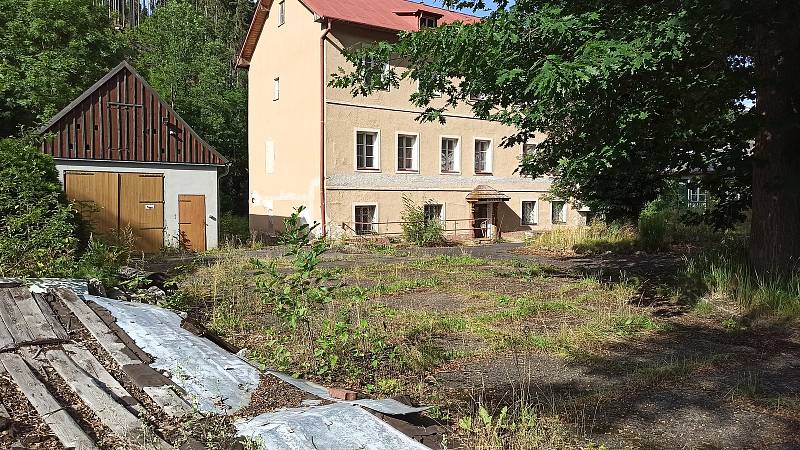 Mlýn postavený na konci 19. století prošel nákladnou rekonstrukcí. Nyní zarůstá travou a plevelem.