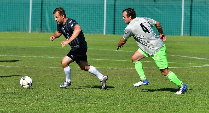 Fotbalová tour v podání hokejistů karlovarské Energie skončila. Energetici ji zakončili porážkou v Sedleci, kde nestačili na tamní výběr, za který nastoupily i dvě fotbalové legendy Tomáš Řepka a Lumír Mistr, kterému po velké bitvě podlehli 1:3.