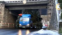 Cesta vánočního stromu z Bohatic před Hlavní poštu