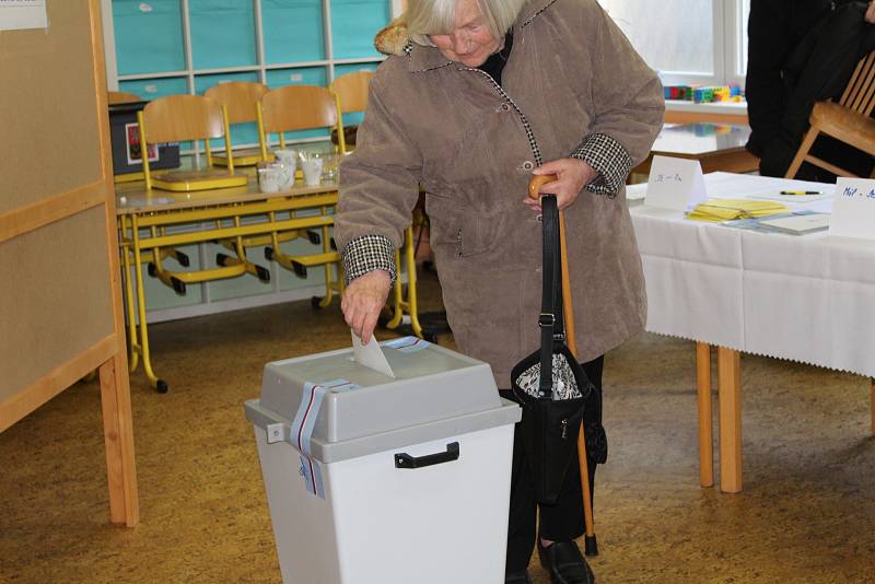 Jedna z volebních místností, kde občané Karlových Varů hlasovali v prvním místním referendu byla i v Základní škole Dukelských hrdinů.