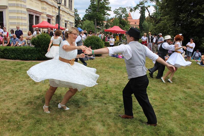 Prvorepublikový piknik v parku a soutěž o nejlepší bábovku.