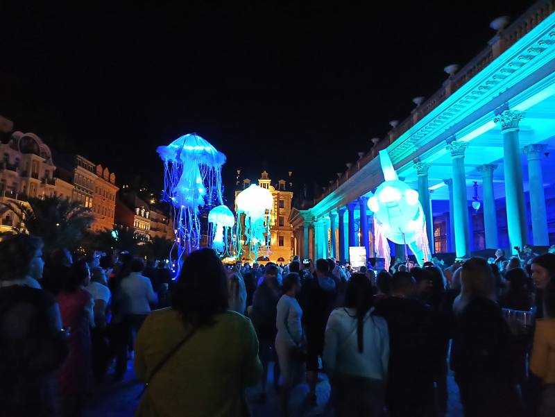 Festival světel přilákal do ulic v centru Karlových Varů i přes rostoucí počet nakažených tisícovky lidí.