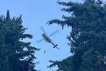 Muž s paraglidingovým křídlem zůstal na stromě, sundali ho lezci z vrtulníku
