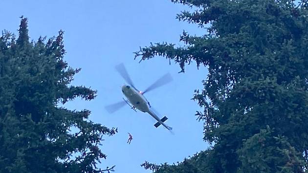 Muž s paraglidingovým křídlem zůstal na stromě, sundali ho lezci z vrtulníku