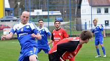 Fotbalisté Nejdku (v modrém) tentokrát doma neuspěli, když prohráli s Chodovem (v červenočerném) 2:5. 