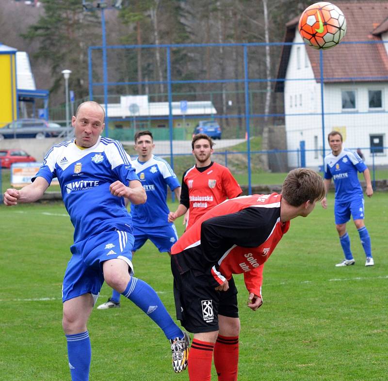 Fotbalisté Nejdku (v modrém) tentokrát doma neuspěli, když prohráli s Chodovem (v červenočerném) 2:5. 