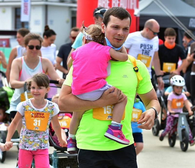 Velkou premiéru si odbylo během víkendu letiště v Karlových Varech, když turisty vystřídali běžci, kteří se poprvé v historii letiště mohli proběhnout po letištní dráze.