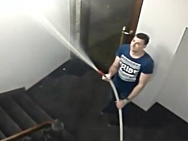 Muž řádící v karlovarském hotelu, kde použil i požární hadici. Foto a video PČR