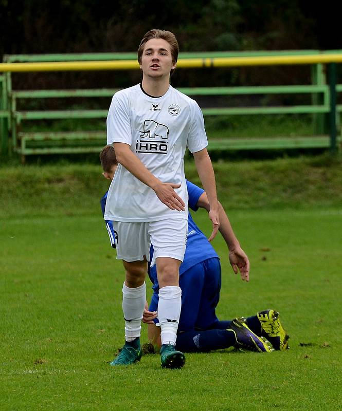 Krajské divizní derby nevyšlo hráčům Mariánských Lázní (v bílém) podle jejich představ, když museli skousnout potupnou prohru 0:6.