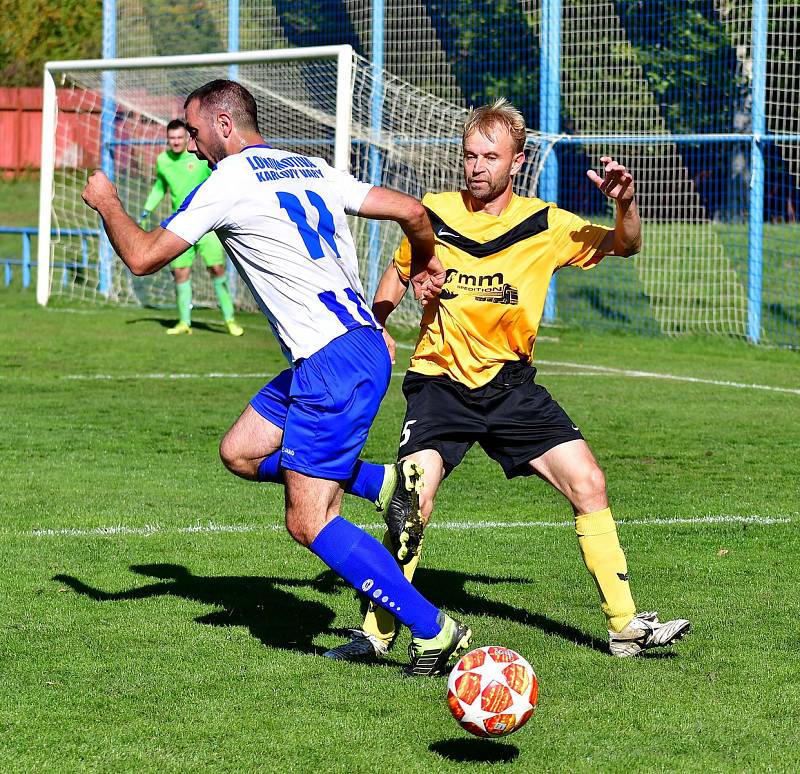 Karlovarská Lokomotiva uhrála nerozhodný výsledek 1:1 v derby s Hroznětínem (ve žlutém).