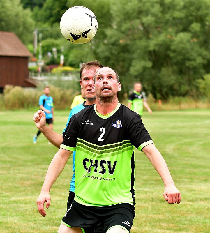 Fotbalisté Kyselky (v modrém) v úvodním kole III. třídy porazily Počerny 3:1.