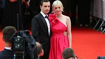 Příjezdem hostů na červený koberec hotelu Thermal začal 56. ročník Mezinárodního filmového festivalu Karlovy Vary. Na snímku Diana Dolínková a Oskar Hes.