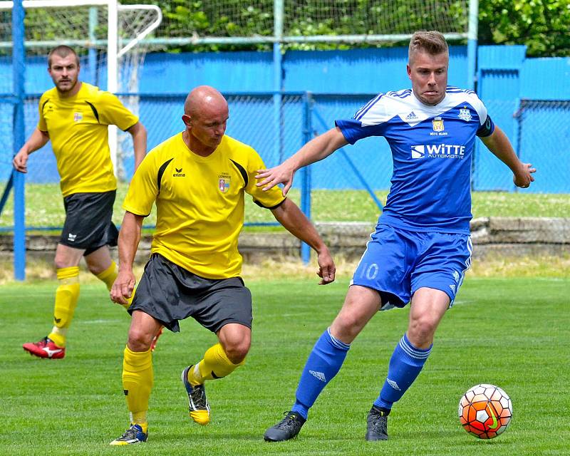 Nejdek(v modrém) pokořil Lomnici (ve žlutém) 4:1 a urval titul vicemistra.