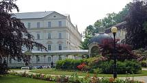 Centrum města Karlovy Vary zůstává i nadále prázdné. Lidé věří, že se po rozvolnění opatření život do města zase vrátí a turisté začnou do centra opět přijíždět.