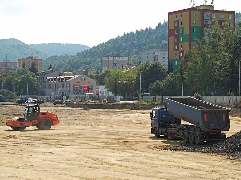 DO KONCE ROKU. Investor, firma Lordship, dokončí dekontaminaci půdy u dolního nádraží do konce roku. Než se zde začne stavět, město má zatím výhrady, bude obrovská plocha zatravněna.