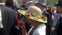 Na karlovarském závodišti si dala dostaveníčko evropská šlechta. Muži absolvovali dostihy na dřevěných konících, na ženy čekala soutěž o nejkrásnější klobouk.