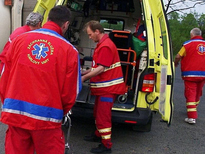 NÁROČNÉ POVOLÁNÍ. Na karlovarské záchranáře, kteří zasahují v terénu, žádné stížnosti nejsou. Naopak. Zachraňují životy. Ale uvnitř této  organizace bylo cosi shnilého, jak uvedl radní Larva.