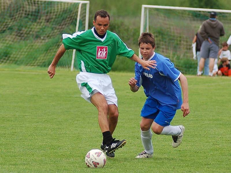 Fotbalová exhibice ve Vojkovicích. V zeleném trenér ČR v plážovém fotbale Josef Němec.