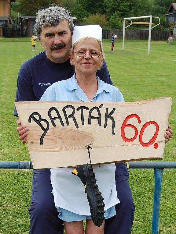 Fotbalová exhibice ve Vojkovicích. Oslavenec Otakar Barták starší se svou přítelkyní Ivanou Batašovou.