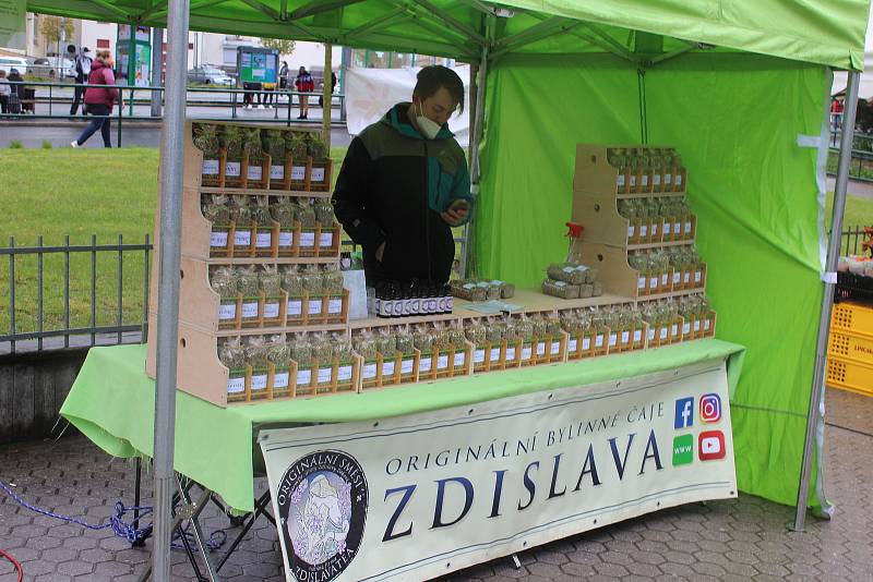 Farmářské trhy s regionálními výrobky jsou v Karlových Varech velmi populární. Stále se musí ale ovšem dodržovat veškerá pravidla a omezení.