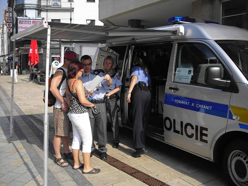 Policisté se důkladně připravili se 52. ročník Mezinárodního filmového festivalu. Letos je posílen výkon služby, a to jak uniformovaných policistů, tak také policistů v civilu.