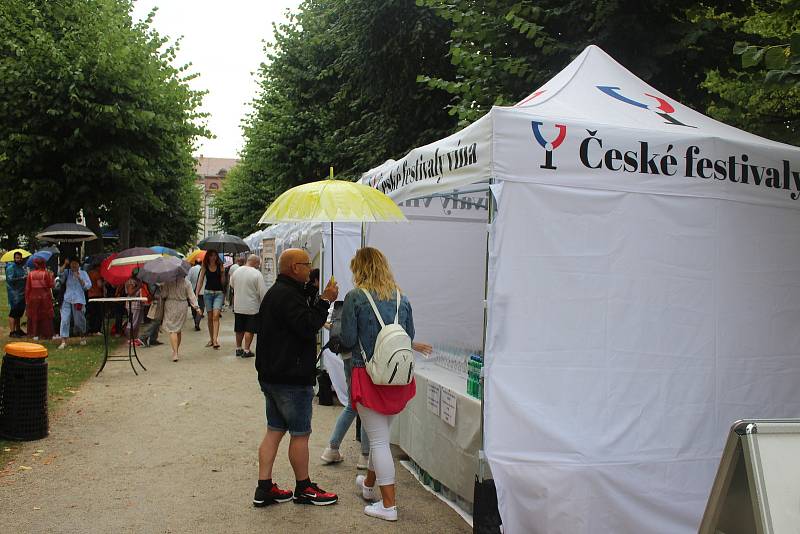 Festival vína se koná před Alžbětinými lázněmi už potřetí.