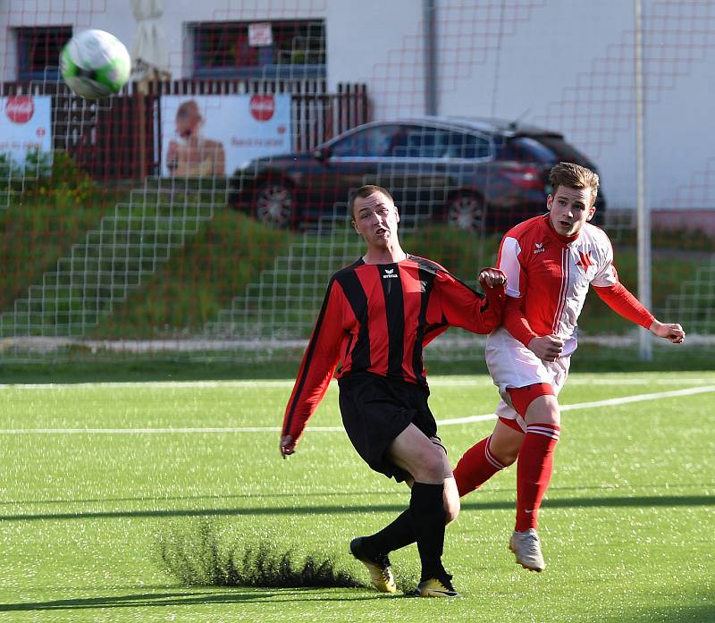 Rezerva karlovarské Slavie si poradila s Loktem (v pruhovaném) v poměru 8:1.