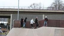 Ostrovský skatepark je opět otevřený. V sobotu zde dováděli kluci na koloběžkách.