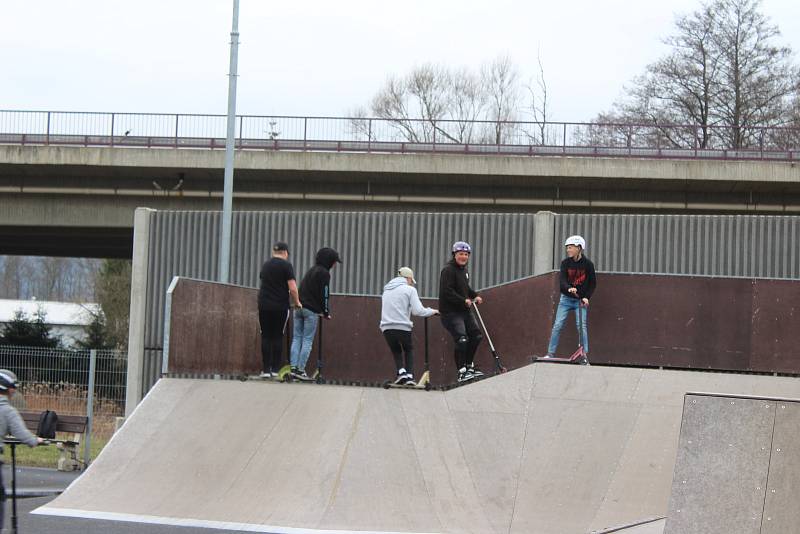 Ostrovský skatepark je opět otevřený. V sobotu zde dováděli kluci na koloběžkách.