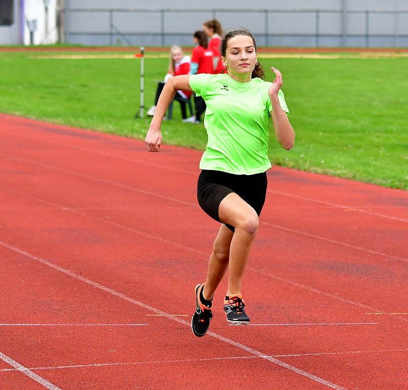 Karlovarské kontrolní závody uspořádal v týdnu na městském atletickém stadionu v lázeňském městě Triatlet Karlovy Vary.