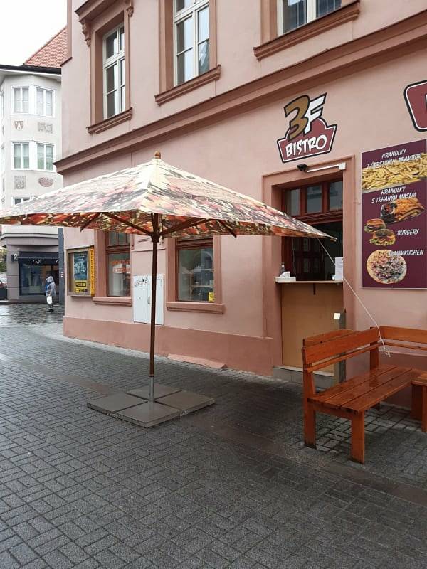 V Chebu od středy 14. října vydávají restaurace a bistra jídlo z okénka.