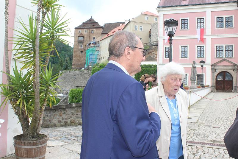 Christian Friedrich Beaufort Spontini s místní pamětnicí Annou Rajserovou.