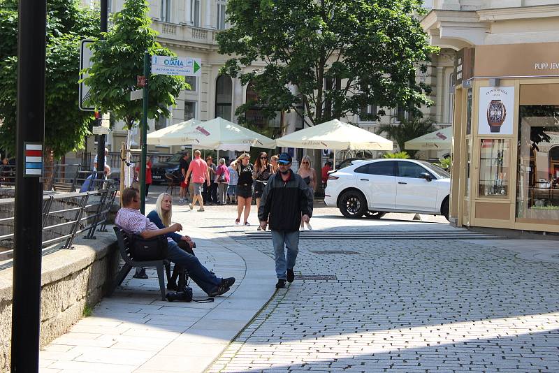 Do ulic v lázeňském území Karlových Varů se pomalu vracejí zahraniční turisté.