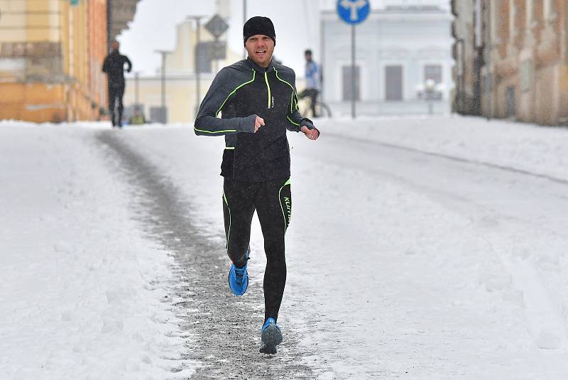 Dvanáctým dílem pokračoval o víkendu 20. ročník Zimního běžeckého poháru Kadaň. Tentokrát čekal závodníky, kterých se sešlo na startovním roštu 186, desetikilometrový Běh historickou Kadaní.