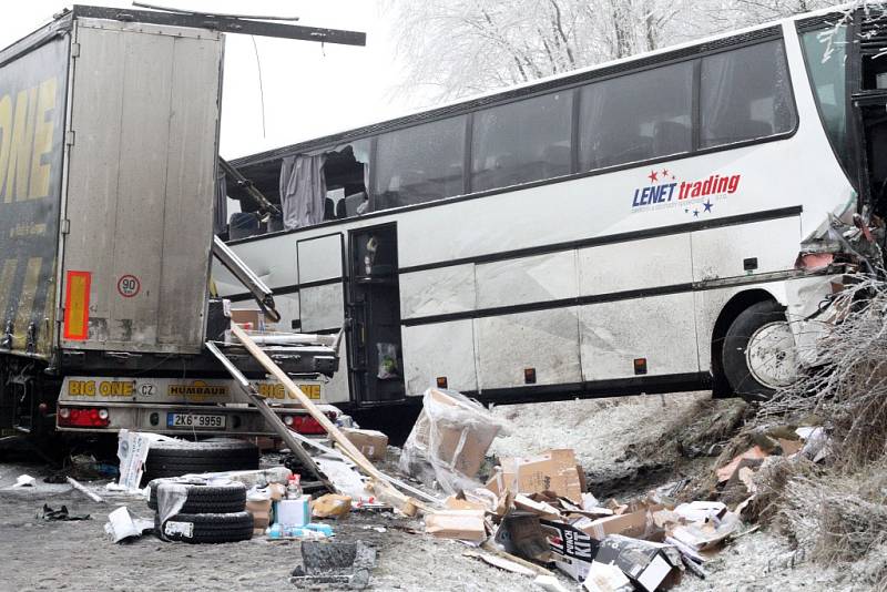 Hrozivá nehoda kamionu, autobusu a auta si vyžádala 18 zraněných