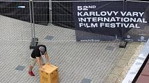 Na poslední tiskové konferenci před zahájením 52. ročníku Mezinárodního filmového festivalu představilo novinky festivalové vedení v čele s prezidentem Jiřím Bartoškou. V Karlových Varech pak vrcholí přípravy na zahájení festivalu.