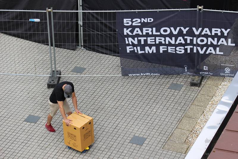 Na poslední tiskové konferenci před zahájením 52. ročníku Mezinárodního filmového festivalu představilo novinky festivalové vedení v čele s prezidentem Jiřím Bartoškou. V Karlových Varech pak vrcholí přípravy na zahájení festivalu.