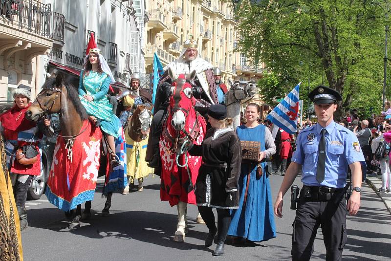 Dva roky se muselo lázeňské město obejít bez historického průvodu. Letos si to lidé užili.