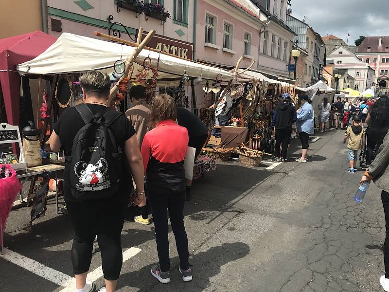 Bečov slavil. Lákaly kapely a divadla, ale také relikviář.