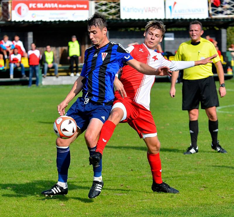 Fotbalisté karlovarské Slavie uhráli s vedoucími Zápy (v pruhovaném) bezbrankovou remízu. V následném penaltovém rozstřelu se jim však nedařilo a prohráli v poměru 6:7.