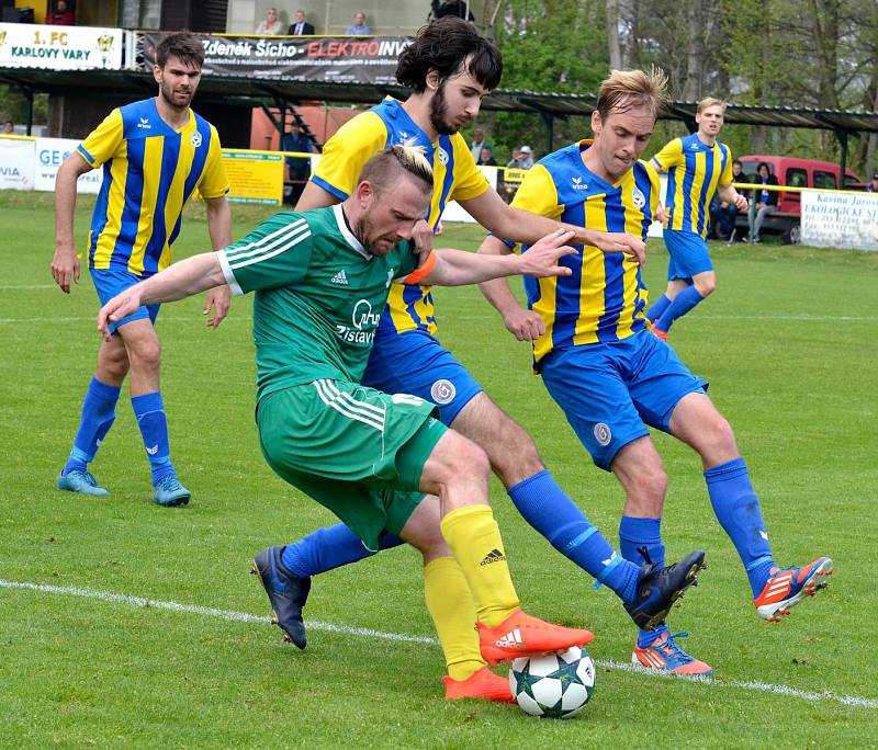 První jarní krajské derby bylo o víkendu na programu na dvorském stadionu, kde tvrdili roli favorita hráči v trikotech karlovarského 1.FC, kterým se postavila do cesty fotbalová družina Mariánských Lázní (ve žlutém). Právě Mariánské Lázně na půdě favorita