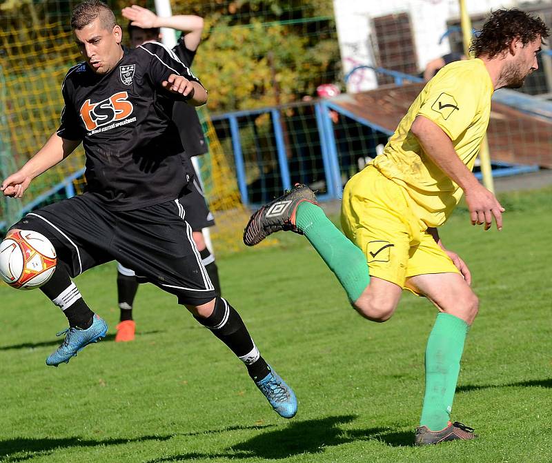 Dalovice (ve žlutém) na svém hřišti uhrály v rámci El Clásica nerozhodný výsledek 1:1 s výběrem Sedlece (v černém).