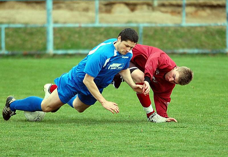 Neúspěšně si vedla karlovarská Lokomotiva (v modrém) v dalším kole krajského přeboru, ve kterém hostila na svém stadionu Na Růžovém Vrchu jedenáctku Nového Sedla, které podlehla nakonec v poměru 1:2