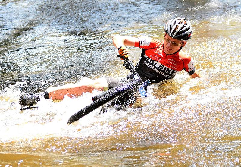 Nevyzpytatelný brod u tenisového areálu Gejzírpark nadělal v rámci 19. ročníku Karlovarského  AM bikemaratonu nejednomu bikerovi nemálo starostí, když někteří z nich se nedobrovolně vykoupali. Jak tomu bude letos?