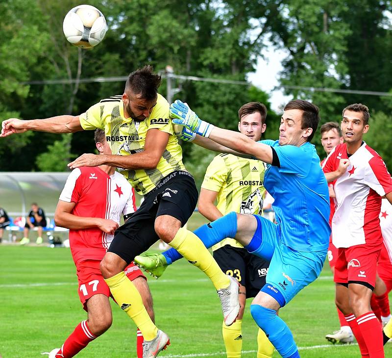 Přeštice (ve žlutém) urvaly cenný skalp třetiligové karlovarské Slavie, kterou porazily na starorolském pažitu v poměru 1:0.