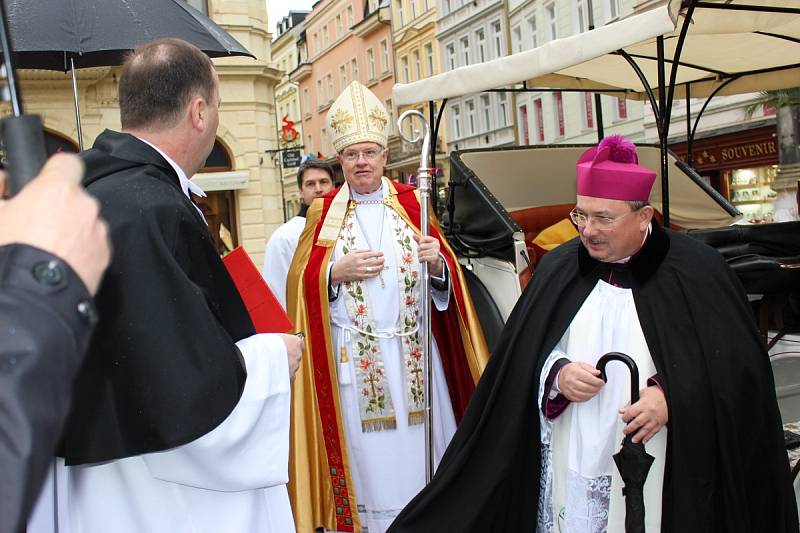 Zahájení 662. lázeňské sezony v Karlových Varech mělo na programu žehnání pramenů i průvod Karla IV. městem