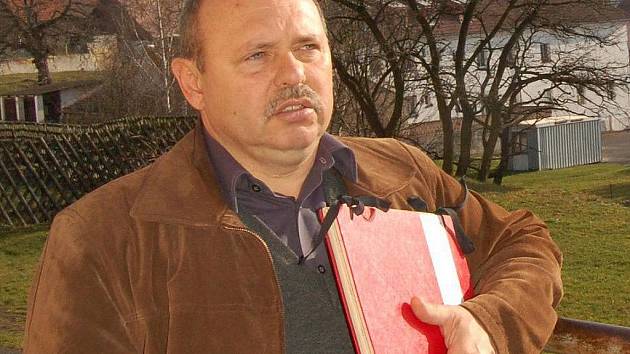 "Žádné záruky jsem za odsouzenou policistku prezidentovi nedal," říká Miroslav Dorňák, starosta Chyše.