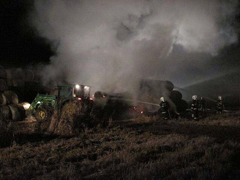 Požár stohu v Toužimi na Karlovarsku musely likvidovat čtyři hasičské jednotky.