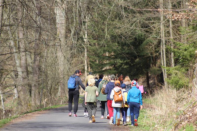 V neděli, poslední den, kdy platilo opatření kvůli uzavřeným hranicím, zažívalo oblíbené turistické místo ve Svatošských skalách hotový nápor výletníků. Ti sem dorazili na kolech, kolobežkách i pěšky.